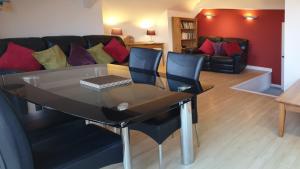 sala de estar con mesa de cristal y sofá en Stunning Central Exeter Apartment with balcony and fantastic view, en Exeter