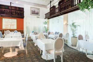 A restaurant or other place to eat at Herods Vitalis Spa Hotel Eilat a Premium collection by Fattal Hotels