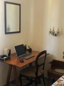un escritorio con ordenador portátil. en Pratomagno Apartment, en Cetica