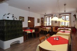 Pension Oberwirt في فيشباكاو: مطعم فيه طاولات وكراسي في الغرفة