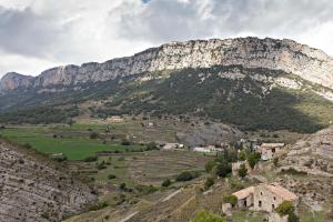 una montaña con un pueblo delante de ella en Apartaments Cal Borda, en Coll de Nargó