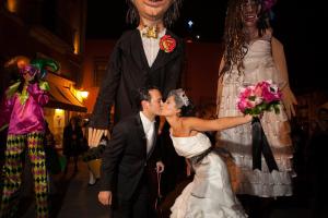 une mariée et un marié s'embrassant devant un costume dans l'établissement Casa Grande Luxury Boutique Hotel, à San Miguel de Allende