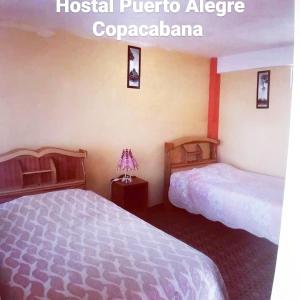 1 dormitorio con 2 camas en una habitación en Hostal Puerto Alegre, en Copacabana