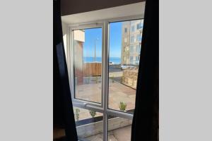 Habitación con ventana y vistas al océano. en Luxury Modern 2Bed Seafront Apartment in Rhos on Sea, en Colwyn Bay