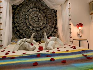 deux éléphants en peluche allongés sur un lit avec des roses dans l'établissement Precioso apt com conforto, à Vitória 48 autres photos