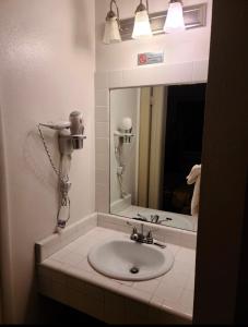 Ein Badezimmer in der Unterkunft Windsor Inn Lake Havasu City