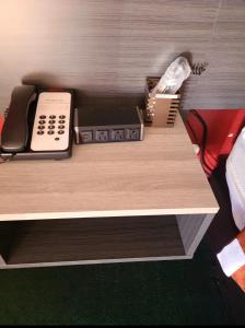 einen Schreibtisch mit einem Telefon darüber in der Unterkunft Windsor Inn Lake Havasu City in Lake Havasu City
