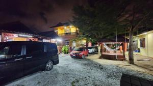 une camionnette noire garée dans un parking la nuit dans l'établissement HOMESTAY Kb Wakaf Kayu, à Kota Bharu