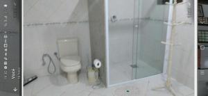 un bagno con wc e doccia in vetro di Cantinho da paz 01 a Caraguatatuba
