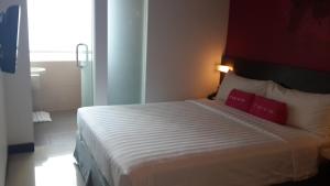 Postel nebo postele na pokoji v ubytování favehotel Pluit Junction