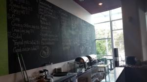 Příslušenství pro přípravu čaje a kávy v ubytování favehotel Pluit Junction