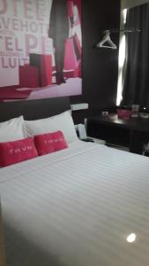Postel nebo postele na pokoji v ubytování favehotel Pluit Junction