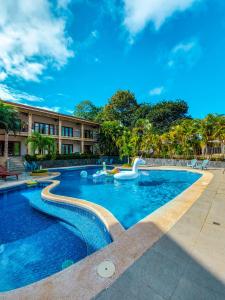 einen Pool mit Schwänen in einem Resort in der Unterkunft Hotel Amira in Carrillo