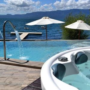 - Piscina con bañera y sombrilla en Departamento Pucón - Salida directa al Lago Villarrica, en Pucón