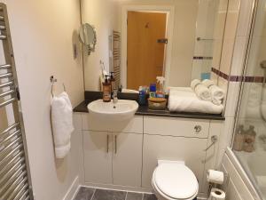 Et badeværelse på Birmingham Ruby, 2 bedroom Apartment + 32 billeder