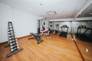 Das Fitnesscenter und/oder die Fitnesseinrichtungen in der Unterkunft Platinum 1010 Studio Tera Apartemen Bandung City View