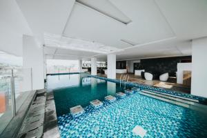 Der Swimmingpool an oder in der Nähe von Platinum 1010 Studio Tera Apartemen Bandung City View