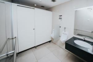 Ein Badezimmer in der Unterkunft Platinum 1010 Studio Tera Apartemen Bandung City View