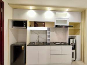 Küche/Küchenzeile in der Unterkunft Platinum 1010 Studio Tera Apartemen Bandung City View
