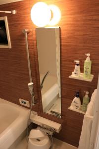 y baño con lavabo, espejo y aseo. en Chiyoda-Home　Osu-sakae-Subways-JR trin-Spa-parking spot-WIFI en Nagoya