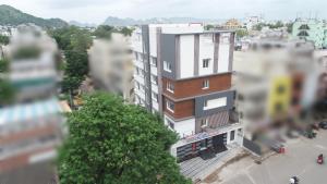 een luchtzicht op een stad met gebouwen bij Hotel Sri Ram Grand in Vijayawāda