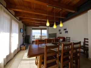 a dining room with a wooden table and chairs at Cal Mateuet in Traveseres