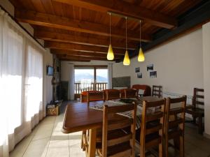 Cal Mateuet في Traveseres: غرفة طعام مع طاولة وكراسي خشبية