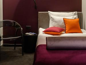 Ein Bett oder Betten in einem Zimmer der Unterkunft ArtLoft Garni Hotel