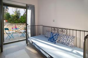 una camera da letto con letto e cuscini su un balcone di House of Joy with 3 bedrooms and great views a Ayia Evfimia