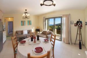 Foto dalla galleria di House of Joy with 3 bedrooms and great views a Ayia Evfimia