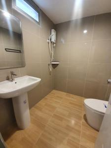 La salle de bains est pourvue d'un lavabo et de toilettes. dans l'établissement Neo Hotel, à Khon Kaen
