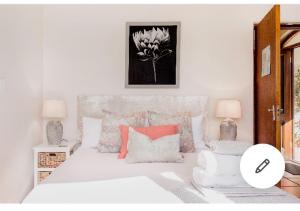 1 dormitorio blanco con 1 cama blanca grande con almohadas en Mountain Peaks en Hout Bay