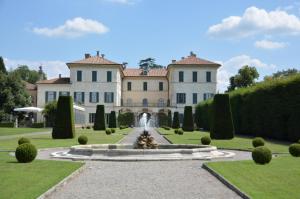 a house with a fountain in the middle of a garden at Feeling at Home - Varese Apartment in Varese