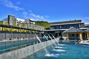 YuanliにあるShine Mood Resort Yuanliの建物の中央に噴水のあるプール