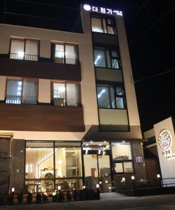 budynek z znakiem na boku w nocy w obiekcie The Jeongga w mieście Jeonju