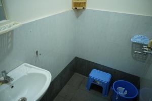 Kylpyhuone majoituspaikassa RAJE SAMBHAJI GUEST HOUSE