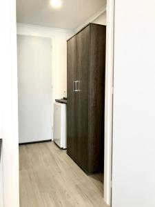 um corredor com um armário de madeira num quarto em Hotel Anthousa em Samos