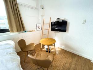 TV a/nebo společenská místnost v ubytování Small Island Homestay