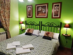 En eller flere senger på et rom på La Casa Madrona