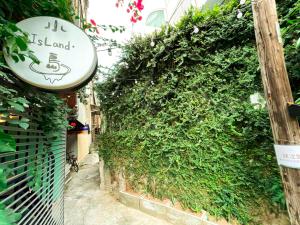 حديقة خارج Small Island Homestay