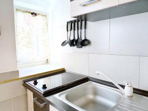 cocina con fregadero y encimera con utensilios en Sauna Apartament en Brasov