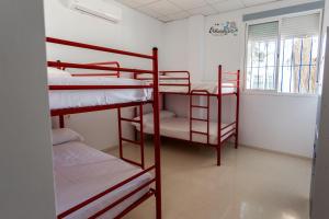 Postel nebo postele na pokoji v ubytování Albergue Multiaventura Active Andalucia
