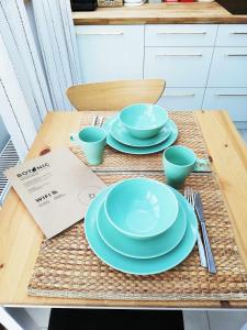 een tafel met blauwe borden en kommen erop bij Botanic in Gdynia