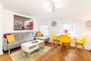 uma sala de estar com um sofá e uma mesa em Town Center Apartment with 55” Smart TV+Netflix em Andover