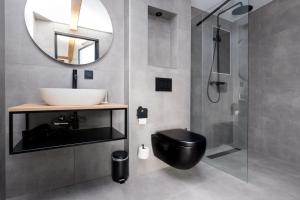 een badkamer met een wastafel en een douche bij Hotel Brasserie Smits in Wemeldinge