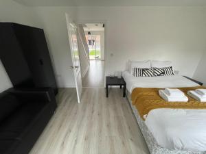 Large Bright King Sized Room - Short Walk From CC