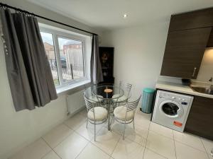 Large Bright King Sized Room - Short Walk From CC