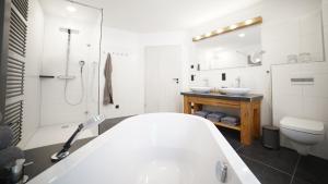 クアオルト・オーバーヴィーゼンタールにあるVilla Laas Oberwiesenthalのバスルーム(バスタブ、トイレ、シンク付) +37枚の写真