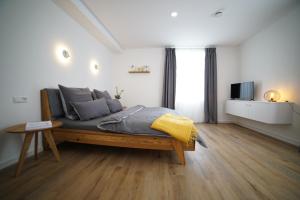 クアオルト・オーバーヴィーゼンタールにあるVilla Laas Oberwiesenthalのベッドとテーブルのある寝室