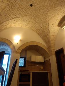 a kitchen with a ceiling made out of bricks at Soggiornare In Centro in Alberobello
